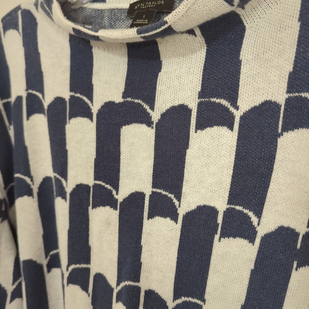 ANN TAYLOR BLUE & WHITE GEO DESIGN  Pullover SWEATER Women's Sz L 3/4 Sleeve